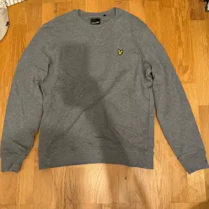 Helt ny stickad Lyle & Scott tröja, aldrig använd.