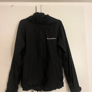 Vindjacka ifrån Everest  - Fin vindjacka ifrån Everest med dubbla dragkedjor, fickor med dragkedjor och luva😍😍Använd ett fåtal gånger.   Storlek: M