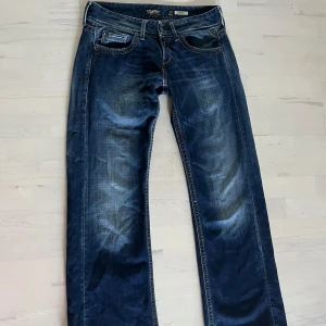 Replay Jeans - Skit snygga Replay Jeans😍 Lågmidjade o bootcut/straight. Säljes pga för stora. Midjemått rakt över 40,5 cm och innerbenslängden är 78 cm. Kontakta gärna om mer info eller fler bilder!💗