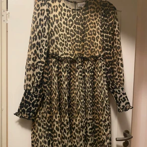 GANNI Leo klänning  - Superfin klänning i nyskick. Använd vid ett tillfälle! Djur och rökfritt hem.