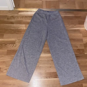 Grå mjukisbyxor från Zara - Säljer ett par superbekväma grå mjukisbyxor från Zara. De är i storlek S och har en loose passform med breda ben. Perfekta för en chill dag hemma eller en avslappnad promenad. Gjorda i mjukt material som känns skönt mot huden.