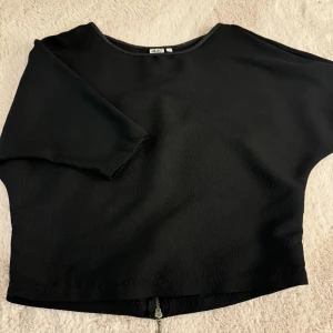 Svart blus  - Säljer denna fina svarta blus. Trekvartsärmar. Köpt från objekt, använd en gång. 