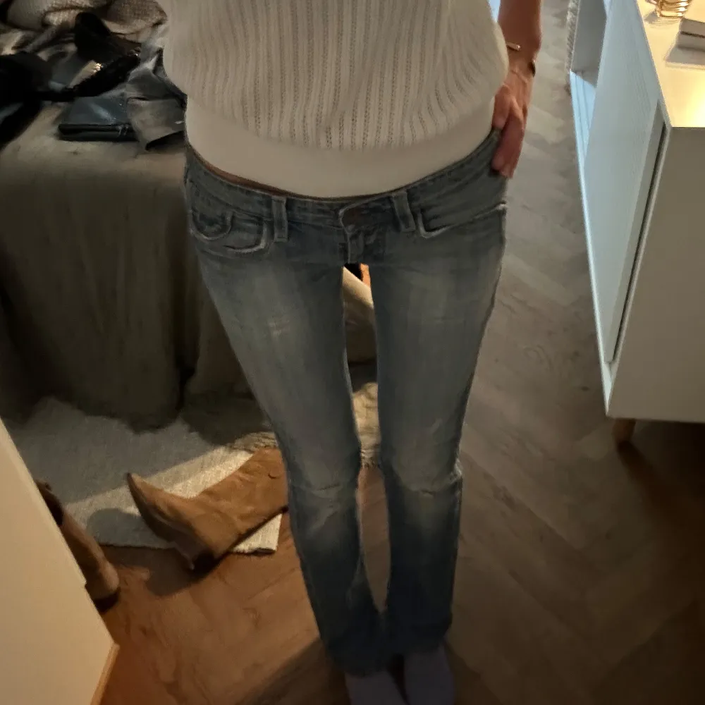 Säljer dessa skitsnygga Replay jeans med slits då dom aldrig kommer till användning. Har en liten defekt på ena knät, men inget som märks💕 W27 L34. Jeans & Byxor.