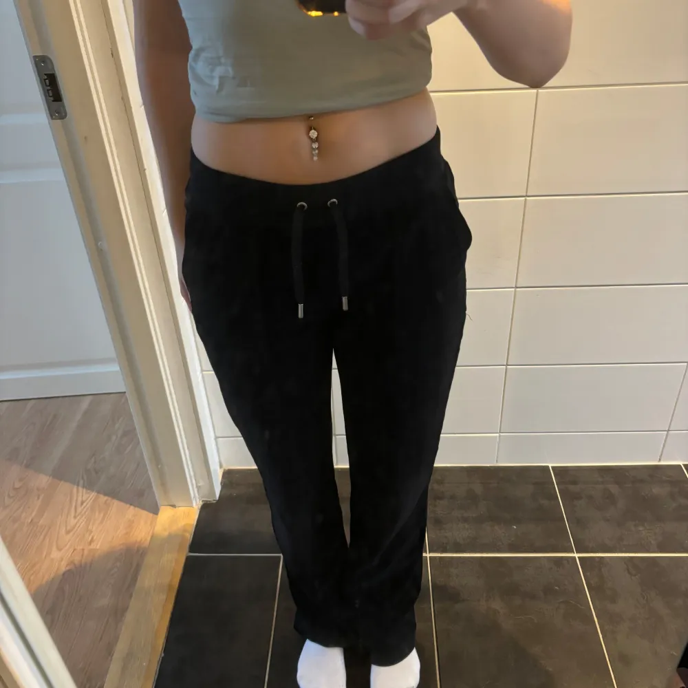 Säljer mina juicy couture byxor i XS🤍 dom är äkta och inte används så mycket, inte använt dom på mer en 1 år🤍 sitter super bra och är super sköna  . Jeans & Byxor.