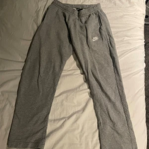 Nike byxor  - Jätte sköna Nike byxor som går över skorna, storlek S, och helt ok skick. 