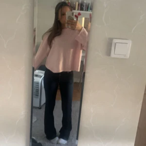 Rosa stickad tröja  - Säljer pågrund av att det inte kommer till användning, köpt här på Plick hon sa att den inte va nopprig men så var den det den är andvänd 2-3 gånger 