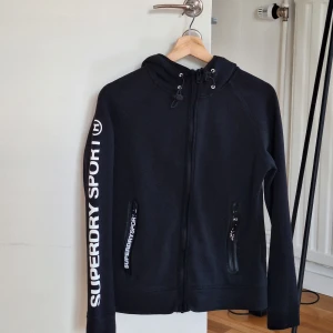 Svart hoodie Superdry Sport - Hoodie från Superdry i bra skick. Storlek: M