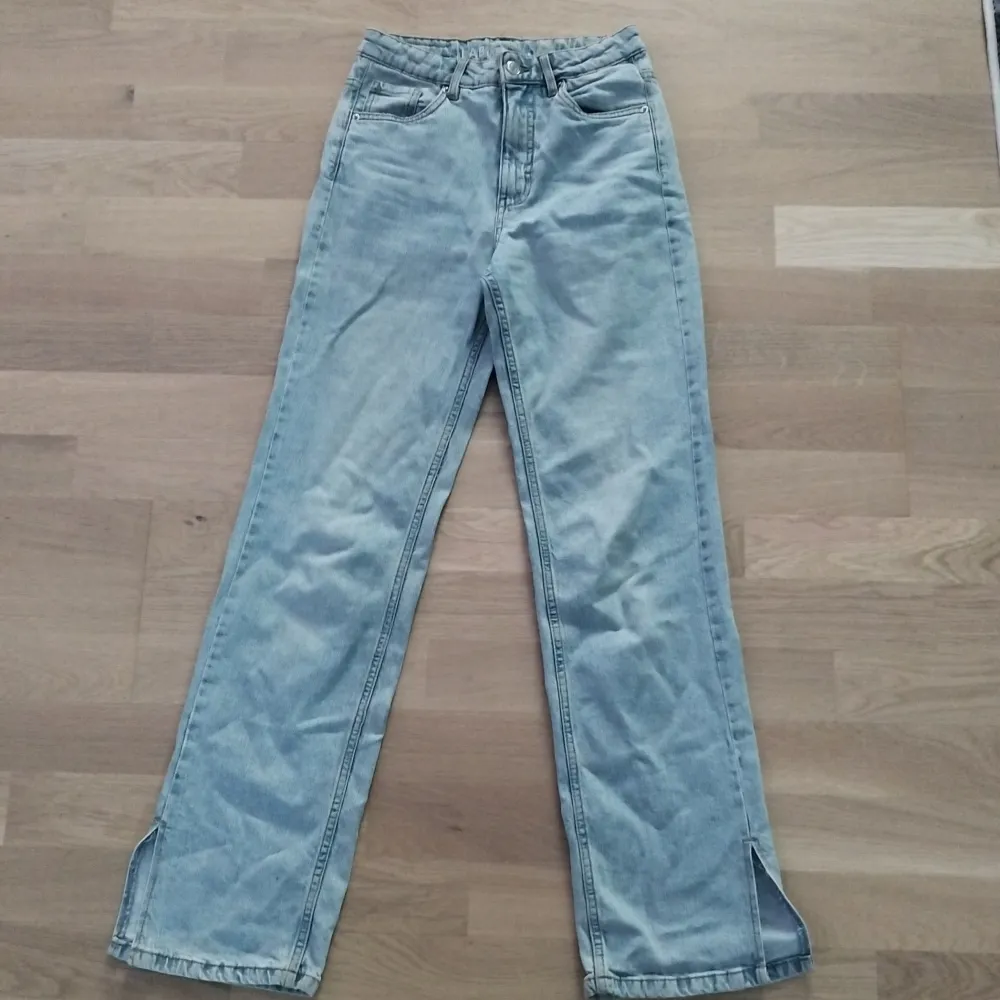 Säljer ett par ljusa jeans från LAB Industries i storlek 164. De har en straight passform och coola slitsar vid bensluten. Perfekta för en avslappnad stil och passar till det mesta. Sköna och stilrena för vardagsbruk!. Jeans & Byxor.