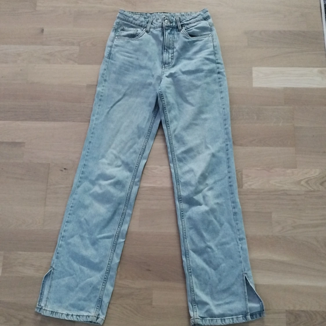 Ljusa jeans med slits