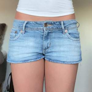 Säljer dessa jätte snygga jeans shorts💞 vet inte om trådarna är en del av designen eller inte, då jag köpte dom från Plick!💞shortsen har en väldigt fin ljusblå färg och är perfekta att ha på en vardag💞  Kontakta mig om du har frågor!💞 Midjemått: 38cm