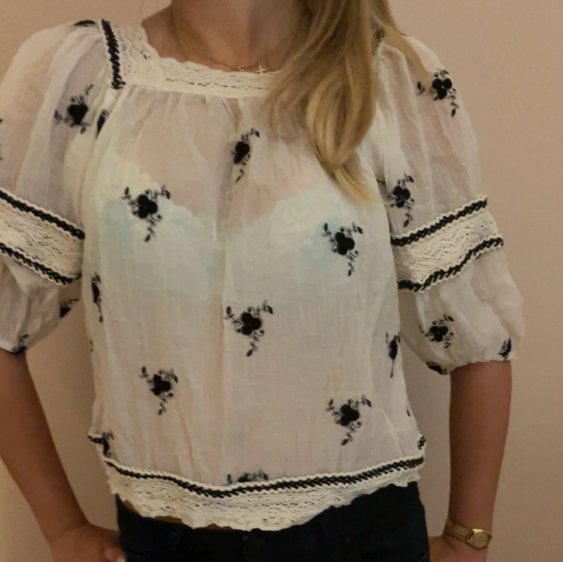 Vit blus med broderade blommor - 90