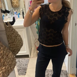 Svart spets topp - Helt oanvänd svart spets topp  Jättebra skick 