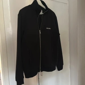 Zip tröja från Les Deux - Zip tröja från Les Deux, strl M, svart. Använd fåtal gånger