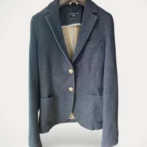 Circolo kavaj - Kavaj från Circolo.  Storlek: 36 Material: Bomull Använd, men utan anmärkning.  Kommentar från säljaren: Italiensk märke, liten i storleken - som en 34/36.