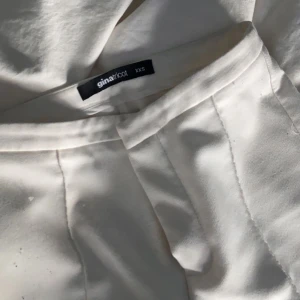 kostymbyxor  - Fina kostymbyxor från Gina Tricot, fint skick, bra passform, pris kan diskuteras🤍