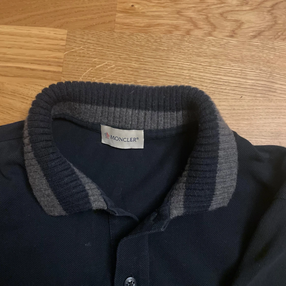 Svart långärmad pikétröja från Moncler - 2