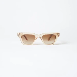CHIMI Helt oanvända, fel köp och kan ej lämna tillbaka. Nypris 1300kr, säljer för 500kr. Beige solglasögon med fyrkantig form - Snygga solglasögon med en modern fyrkantig form och transparent beige båge. Perfekta för en stilren look under soliga dagar. Glasen har en lätt toning som ger ett sofistikerat intryck.