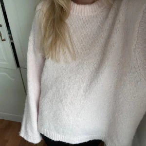 Ljusrosa stickad tröja - Mysig ljusrosa stickad tröja med långa ärmar och en avslappnad passform. Perfekt för kyliga dagar när du vill hålla dig varm och bekväm.