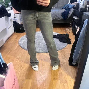Gråa jeans - Säljer mian högmidjade bootcut jeans från gina. Säljs då de inte har kommit till användning på några år❤️ Myckey fint skick❤️