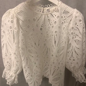 Neo noir blus - Jättefin neo noir blus i spets😆