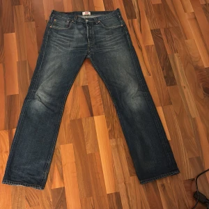 Vintage Levi’s 501 32/32 - Säljer ett par snygga vintage Levi’s 501 i storleken W32 L32. Straight passform. Bra skick 4/5. 