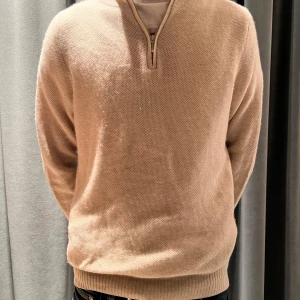 Quarter zip kashmirtröja  Soft Goat - Killen på bilden är 185 cm och 68 kg. Säljer en stilren beige kashmirtröja från Soft Goat med dragkedja vid halsen. Jävligt fet och i bra skick!
