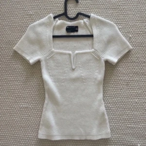 Topp - Säljer en skit snygg vit stickad topp  med korta ärmar och en unik fyrkantig halsringning💗