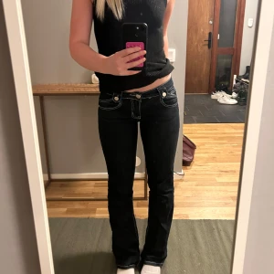 Lågmidjade jeans med coola fickor  - Världens snyggaste jeans som tyvärr tyvärr inte kommer till användning längre💞 Jag är 164cm och dom sitter asbra