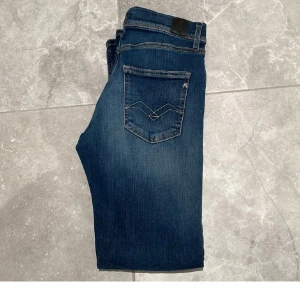  Replay hyperflex  - Säljs inte tillfälligt!! Snygga blå jeans från Replay modell wallys hyperflex. Storlek 150 12A vilket motsvara 25w 30l. Skick 9/10. Nypris 1200//Modellen är stretchig så de kommer töjas ut i midjan om de är för små. Kontakta om frågor och pris kan diskuteras✅‼️