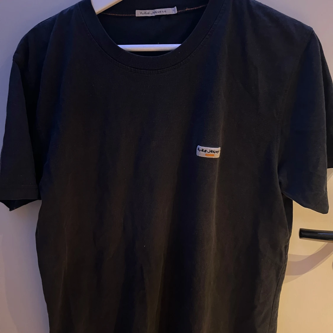 Svart t-shirt från Nudie Jeans