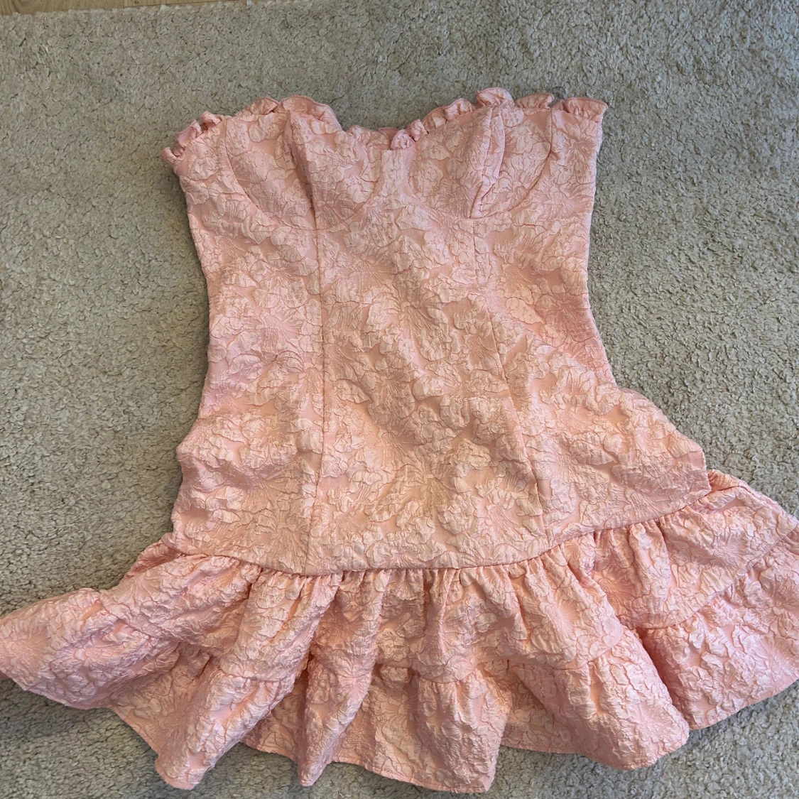 Rosa axelbandslös klänning