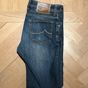 Jacob Cohen jeans  - Jacob cohen jeans storlek 32. I en väldigt snygg mörklblå wash, skick 9/10. Skriv om ni har några frågor eller funderingar! 