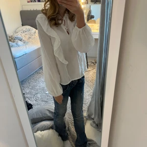 Vit blus  - Säljer denna fina blus ifrån Kappahl väldigt luftig och lite genomskinlig. Säljer den för jag aldrig typ aldrig har på mig den💞
