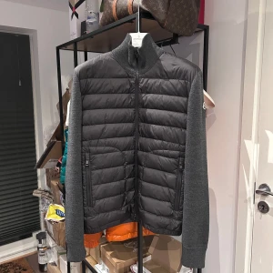 Moncler Cardigan - Grå Moncler Cardigan i nyskick, storlek XL fits M/L, 2019 modell. Nypris 10.000 sek, mitt pris 4600 sek men tar emot rimliga bud vid snabb o smidig affär 🤝 Över 200 deals gjorda med refs från nöjda kunder finns!
