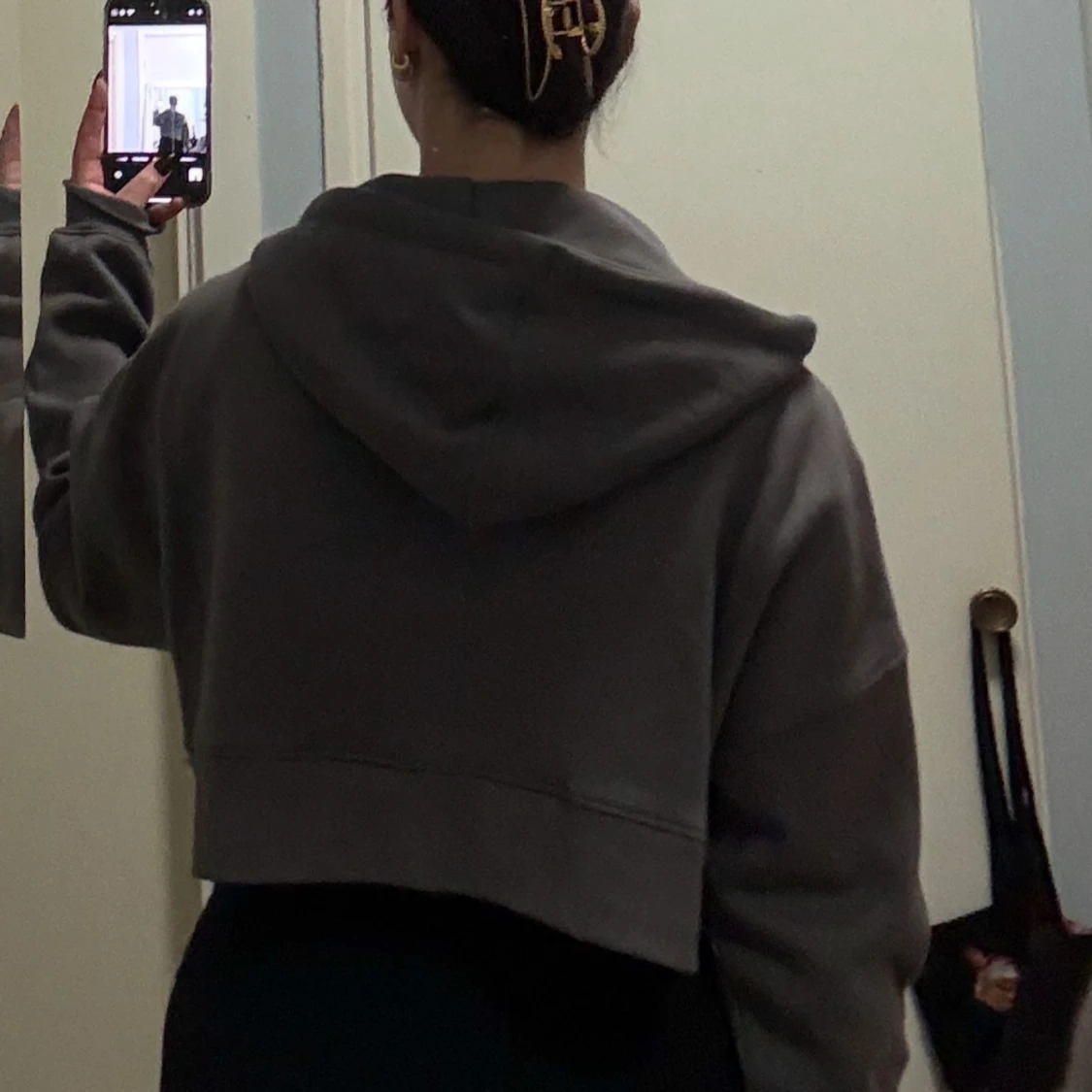 Grå croppad hoodie - 1