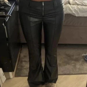 New yorker skinnbyxor - Lågmidjade bootcut slutsålda skinnbyxor från newyorker perfekt till vardags eller fest