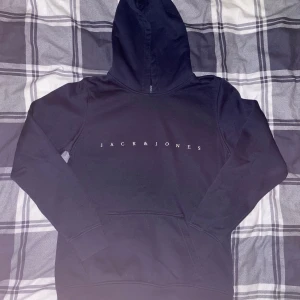 Jack&jones hoodie  - Skit najs marinblå Jack&jones hoodie. Logan är broderad och är i 10/10 skick. Skit skönt material i hoodien. 
