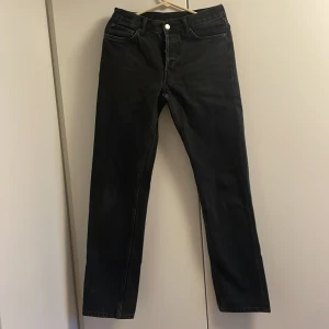 Svarta jeans från Weekday - Ett älskat par som nu tyvärr måste säljas. Snygga svarta jeans från Weekday i modellen Klean Regular Straight. Om du precis som jag tyckt att weekdays jeans har lite för små fickor är det här jeansen för dig! Min käraste mormor själv har förlängt fickorna till, enligt mig, perfekt storlek. Certifierad mormorkvalite! Köp köp köp!!                                                                                              Fråga förstås vid minsta fundering!