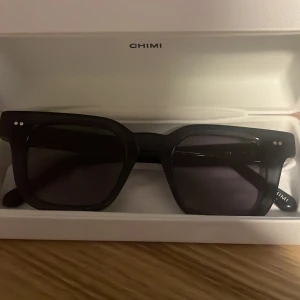 Chimi Glasögon Dark Grey - Säljer mina Chimi Solglasögon i dark grey då dom aldrig kommer till användning. Ny-skick och inga fel! 