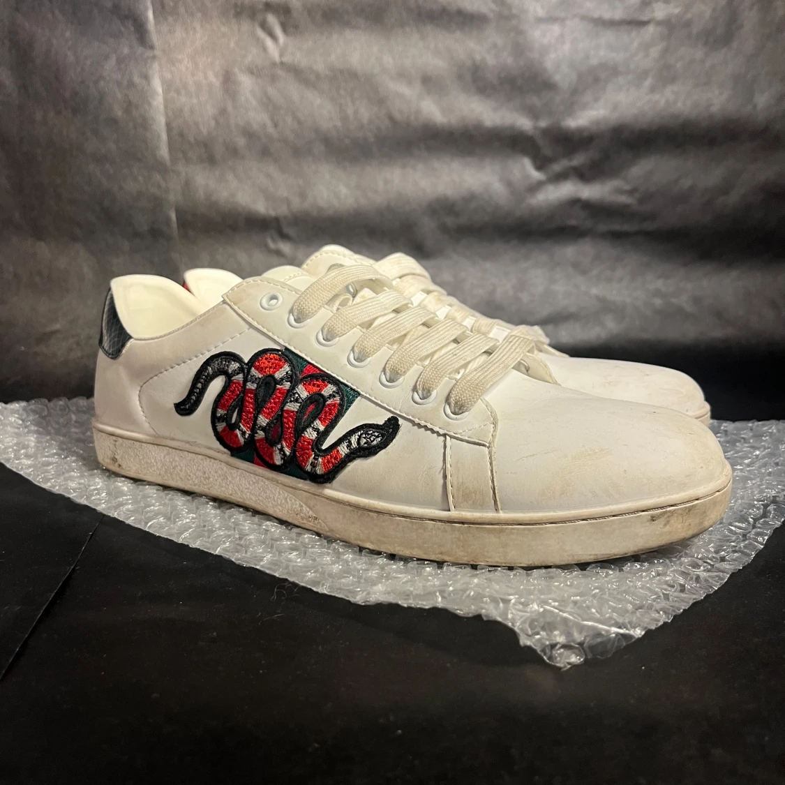 Vita sneakers från Gucci