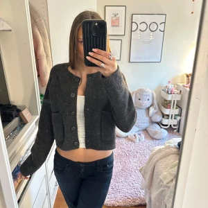 Zara kofta - Säljer min gråa stickade kofta från Zara