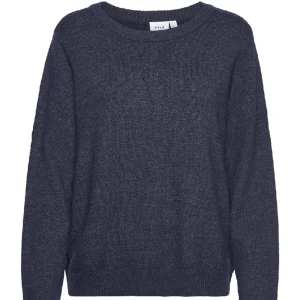 Marinblå stickad tröja - Säljer min jätte fina stickade tröja från vila då jag har en annan liknade så den här har inte kommit till användning på ett tag💕tröjan är köpt för drygt ett år sedan men är i bra skick🙌🙌kom privat för fler bilder, pris kan även diskuteras💕💕