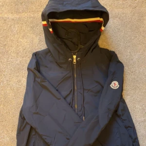 Moncler jacka  - Säljer nu denna fina moncler vindjackan. Väldigt fint skick och inga defekter. Storlek M men passar S, har ni frågor eller funderingar så är det bara att höra av sig. Pris kan diskuteras 