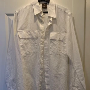 Vit skjorta från Oscar Jacobson -  en stilren vit skjorta från Oscar Jacobson i storlek M. Skjortan är lite oversize så passar L lika bra 