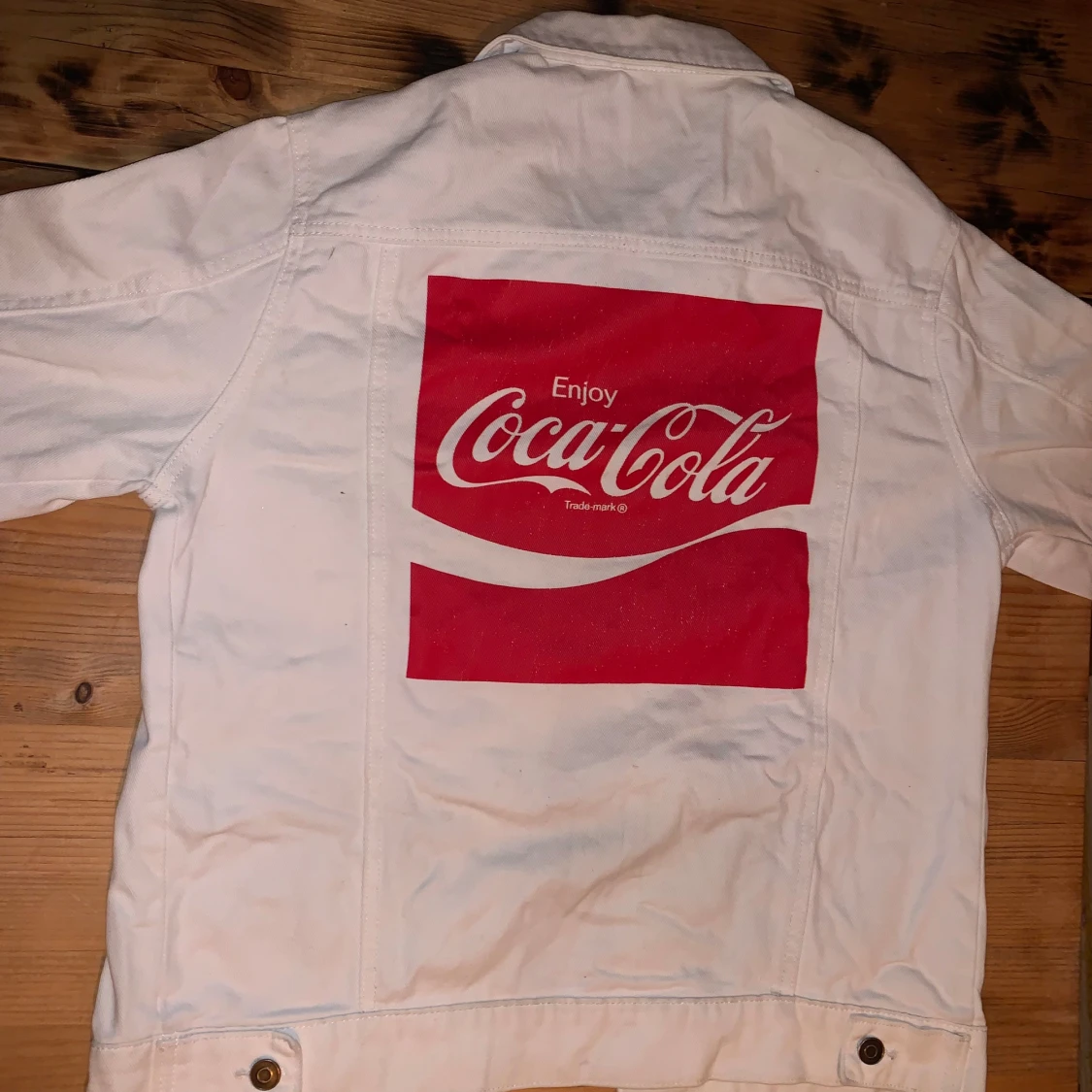 Vit jeansjacka med ”Coca-Cola tryck”