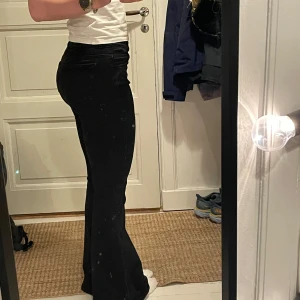 Fitjeans medium/ low waist flared jeans - Säljer dessa svarta fitjeans då de tyvärr inte passar. Originalpris 1200 kr. Det är storlek M men dessa är väldigt små i storleken. För mig passar de bra (men tight, de är stretchiga) runt låren och rumpan men väldigt tight i midjan. Mina mått är: Midja 71 cm Höfter 101 cm Lår (bredaste delen) 59 cm. Jag är 173 cm lång.  Dessa är i nytt skick.
