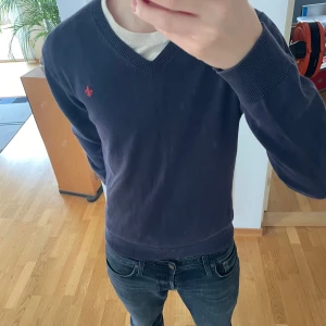 Finstickad tröja morris - Fet mörkblå v-neck från morris. Tröjan är finstickad och sitter i storlek S. Tröjan är i bra skick med några små tecken på användning. Hör av er vid frågor elr fundering!