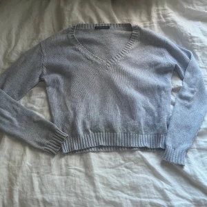 Grå stickad tröja från Brandy Melville - Säljer nu en grå stickad tröja från Brandy Melville i bra skick. Tröjan har en v-ringad hals och långa ärmar med ribbade muddar. Står ingen storlek men skulle gissa på S, den är lite kortare i modellen. Perfekt för alla årstider, då den varken är för varm eller för kall💕