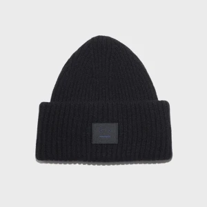 Acne mössa - Säljer nu mina fina Acne mössa då den inte längre kommer till användning. Den är i jättebra skick. Köpt för 1700kr men säljer nu för 800kr😍