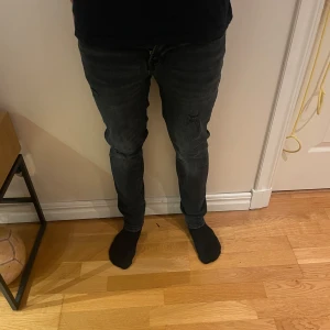 Feta jack Jones jeans slitningar  - (Skick 10/10) använt några gånger.  Ny pris 899  mitt pris 249 ställ frågor vid fundering o extra bilder kan diskutera om pris ✅⚜️ 